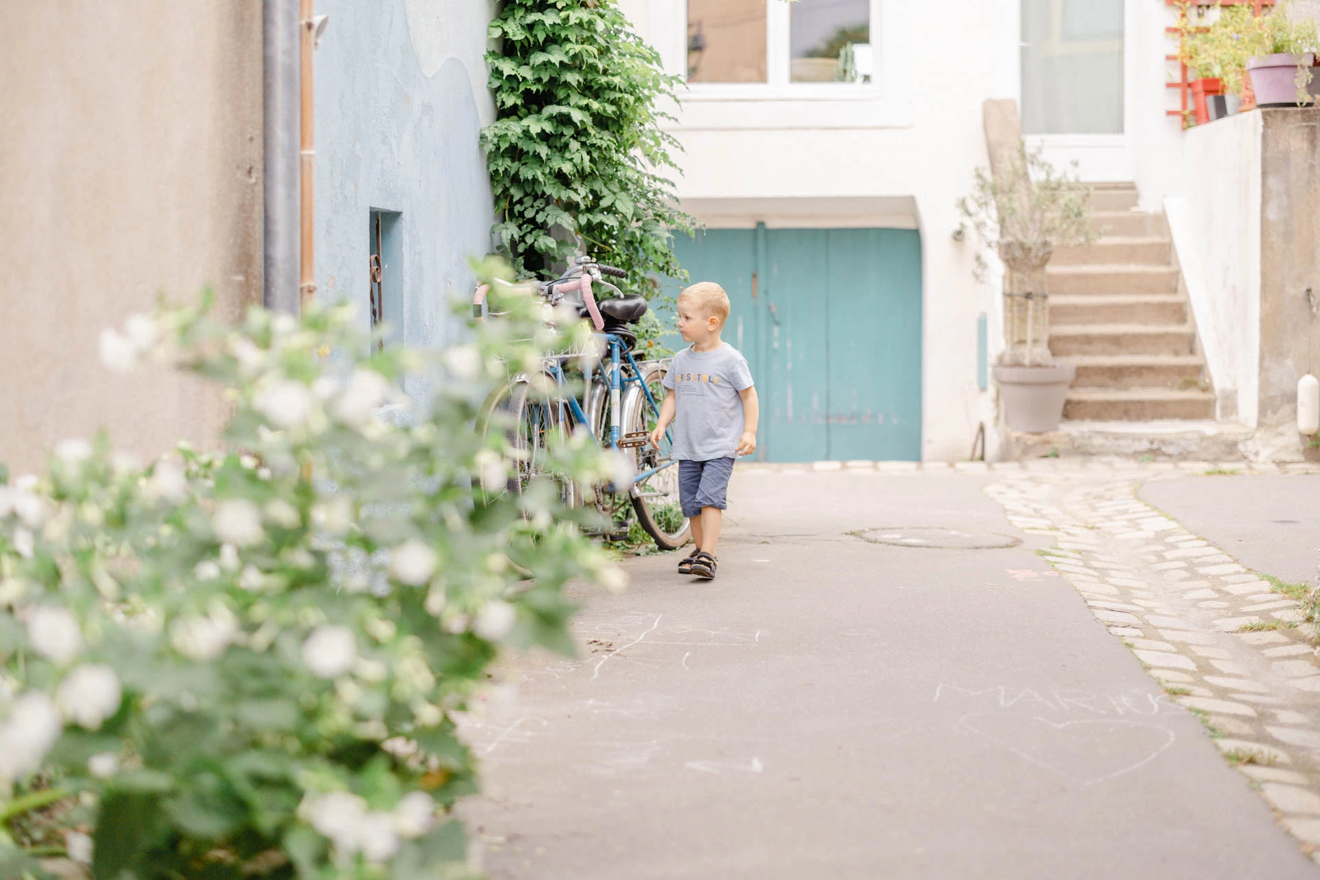 enfant plante d'intérieur se tenir la main gris marron